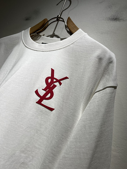 サンローラン YSL 胸にロゴが入った長袖ボトムシャツ