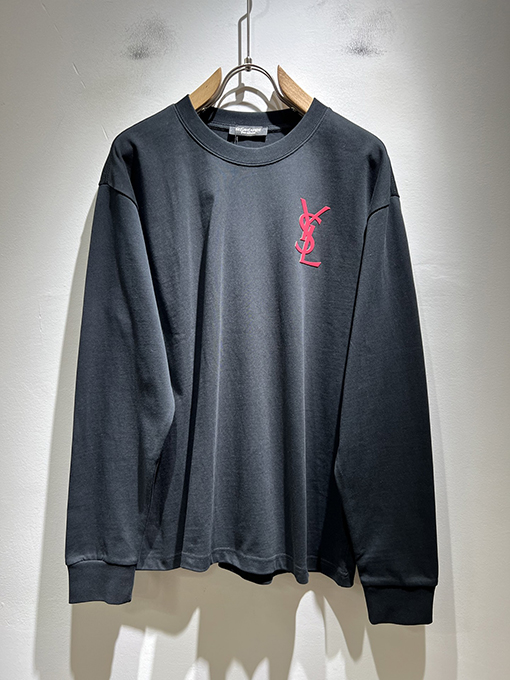 サンローラン YSL 胸にロゴが入った長袖ボトムシャツ