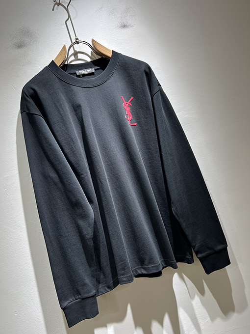 サンローラン YSL 胸にロゴが入った長袖ボトムシャツ