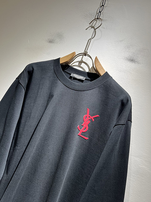 サンローラン YSL 胸にロゴが入った長袖ボトムシャツ