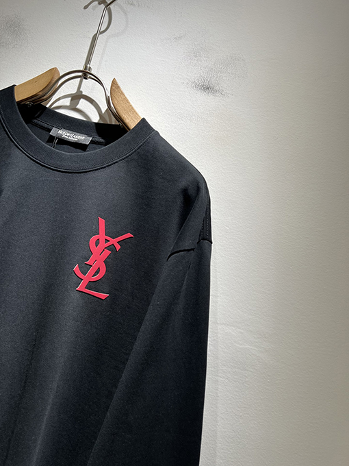 サンローラン YSL 胸にロゴが入った長袖ボトムシャツ