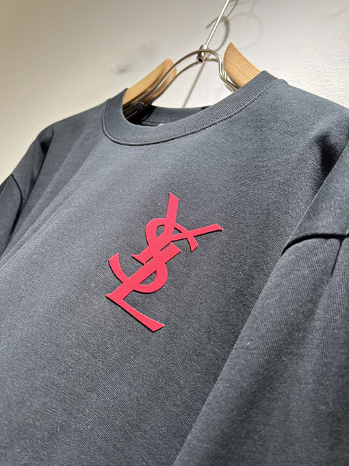 サンローラン YSL 胸にロゴが入った長袖ボトムシャツ