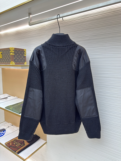 プラダ トライアングルロゴニットセータージャケット