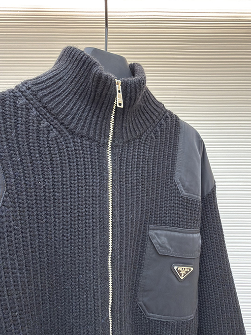 プラダ トライアングルロゴニットセータージャケット