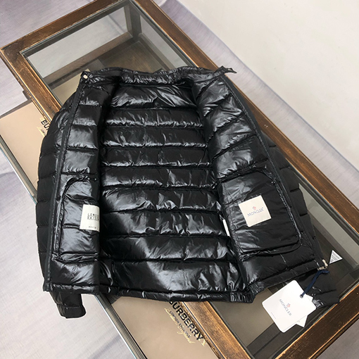 モンクレールスーパーコピー スタンドカラーの軽量ダウンジャケット