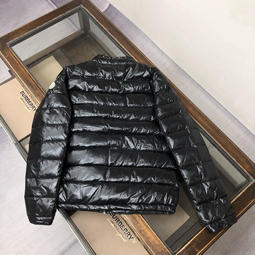 モンクレールスーパーコピー スタンドカラーの軽量ダウンジャケット