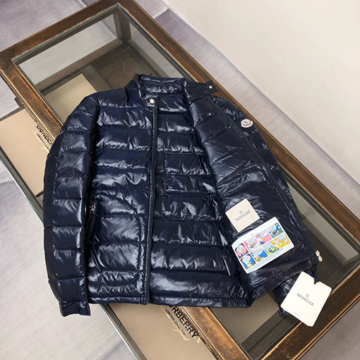 モンクレールスーパーコピー スタンドカラーの軽量ダウンジャケット