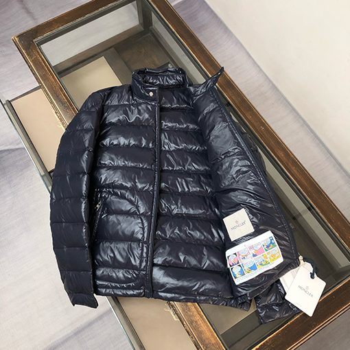 モンクレールスーパーコピー スタンドカラーの軽量ダウンジャケット