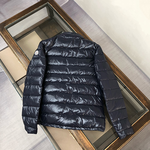 モンクレールスーパーコピー スタンドカラーの軽量ダウンジャケット
