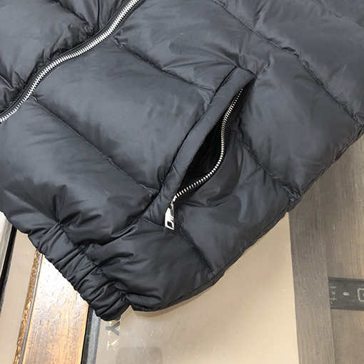 プラダ 新しいクラシックなトライアングルロゴダウンベスト