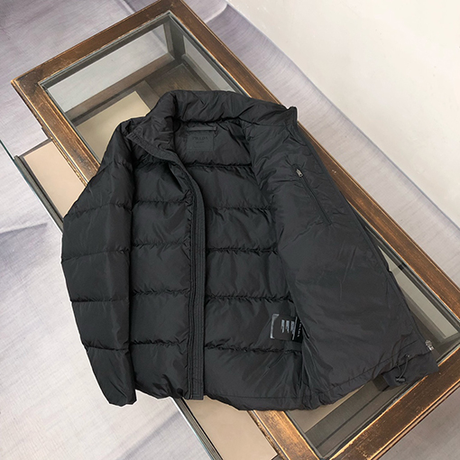 プラダ 新しい軽量ダウンジャケット