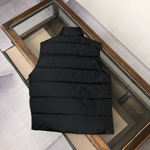 プラダスーパーコピー 新しいトライアングルロゴダウンベスト