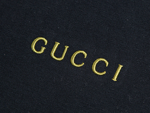 グッチスーパーコピー Gucci レタリング刺繍入りハーフジップスタンドカラースパーカー
