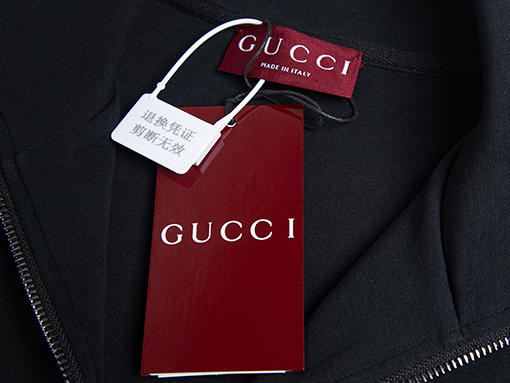 グッチスーパーコピー Gucci レタリング刺繍入りハーフジップスタンドカラースパーカー
