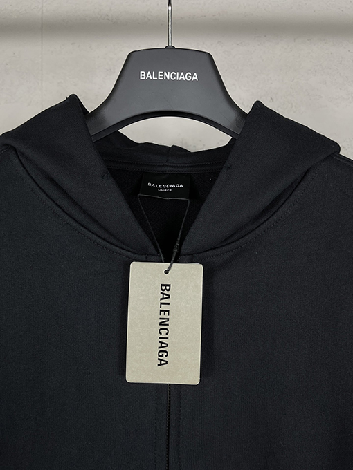 バレンシアガコピー BALENCIAGA バックロゴプリントのフード付きジップアップスパーカー