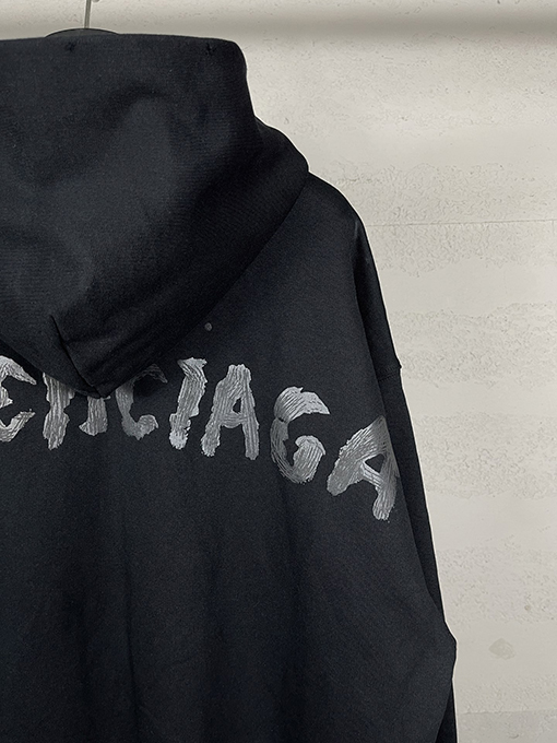 バレンシアガコピー BALENCIAGA バックロゴプリントのフード付きジップアップスパーカー