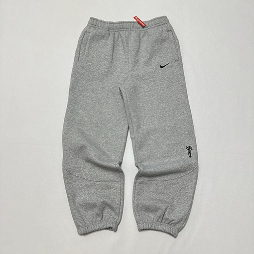 シュプリームコピー X NIKE ジョイントモデルのベルベットと厚の刺繍ロゴカフススポーツスウェットパンツ