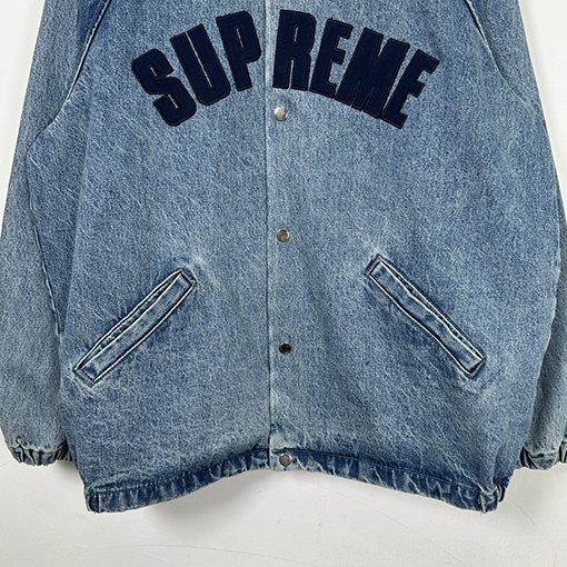 シュプリーム SUPREMEコピー OLD ENGLISH COACHES JACKET パッチワークと刺繍文字のデニムコーチジャケット