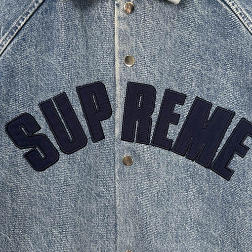シュプリーム SUPREMEコピー OLD ENGLISH COACHES JACKET パッチワークと刺繍文字のデニムコーチジャケット