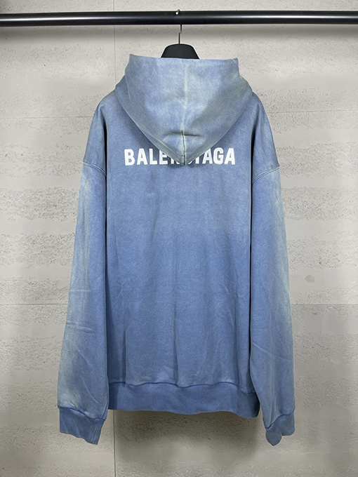 バレンシアガ フロントバックにロゴ刺繍ウォッシュのダメージフード付きスパーカー