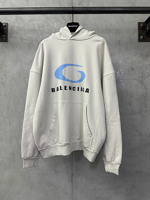 バレンシアガ Balenciaga ランウェイスタイルのロゴプリントフード付きスパーカー
