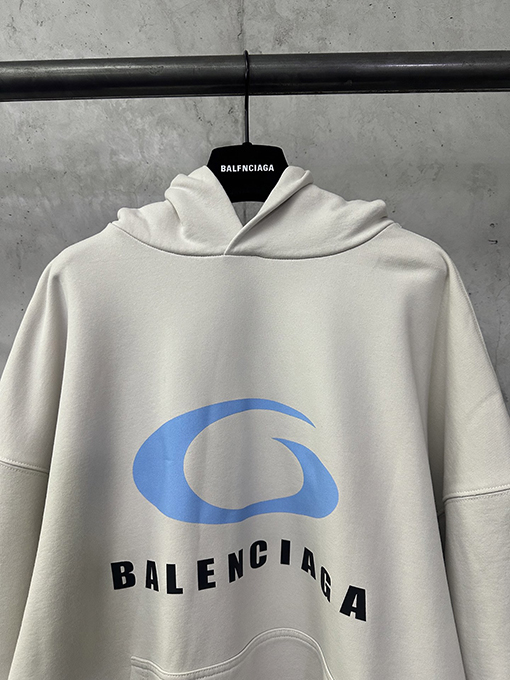 バレンシアガ Balenciaga ランウェイスタイルのロゴプリントフード付きスパーカー