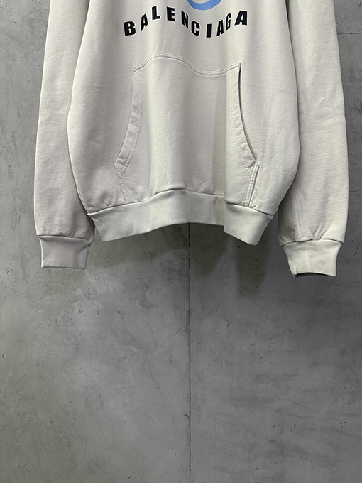 バレンシアガ Balenciaga ランウェイスタイルのロゴプリントフード付きスパーカー