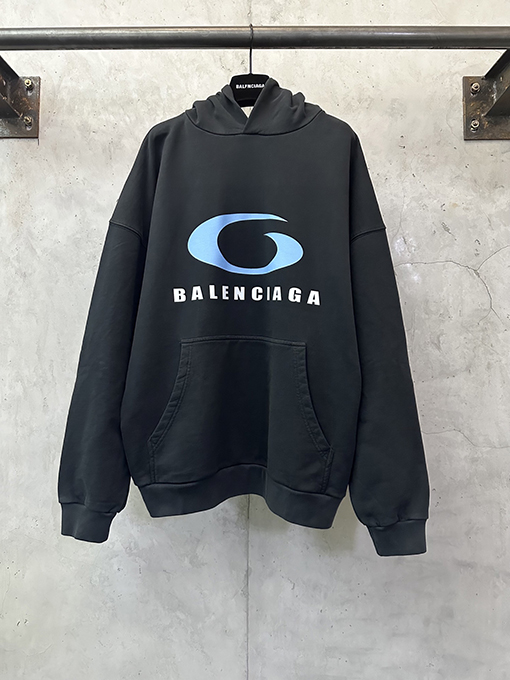 バレンシアガ Balenciaga ランウェイスタイルのロゴプリントフード付きスパーカー