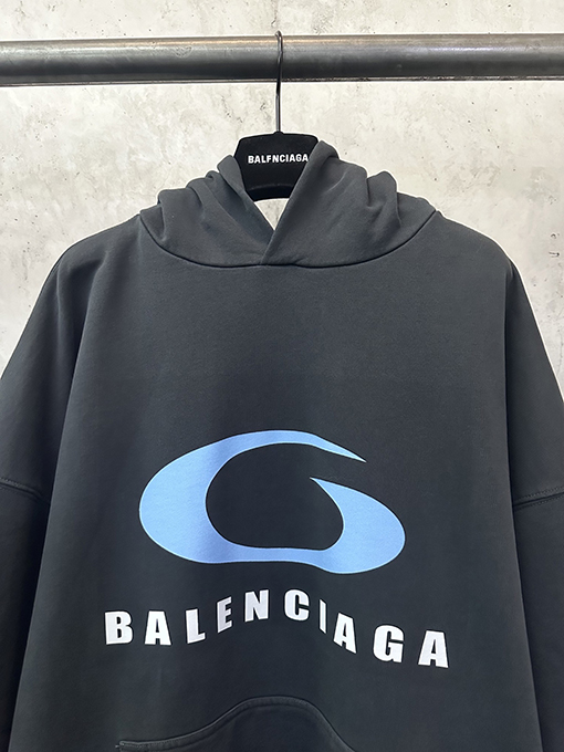 バレンシアガ Balenciaga ランウェイスタイルのロゴプリントフード付きスパーカー