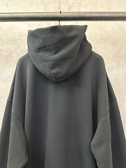 バレンシアガ Balenciaga ランウェイスタイルのロゴプリントフード付きスパーカー
