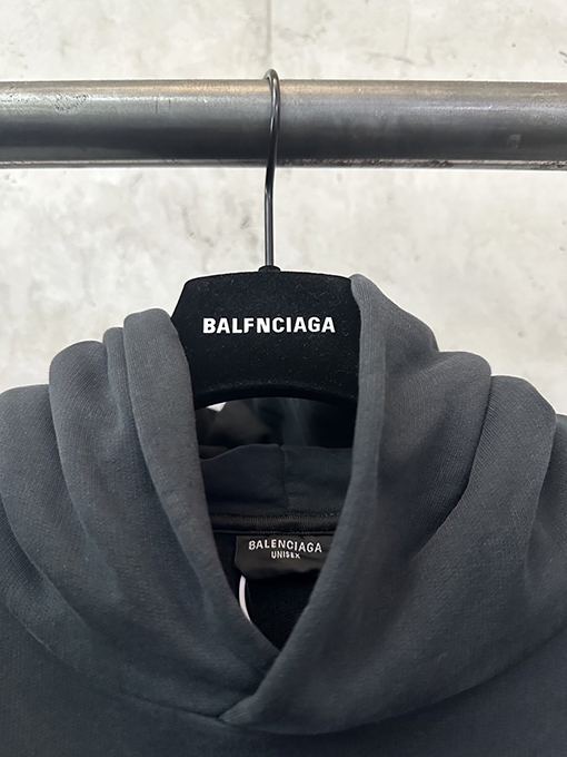 バレンシアガ Balenciaga ランウェイスタイルのロゴプリントフード付きスパーカー