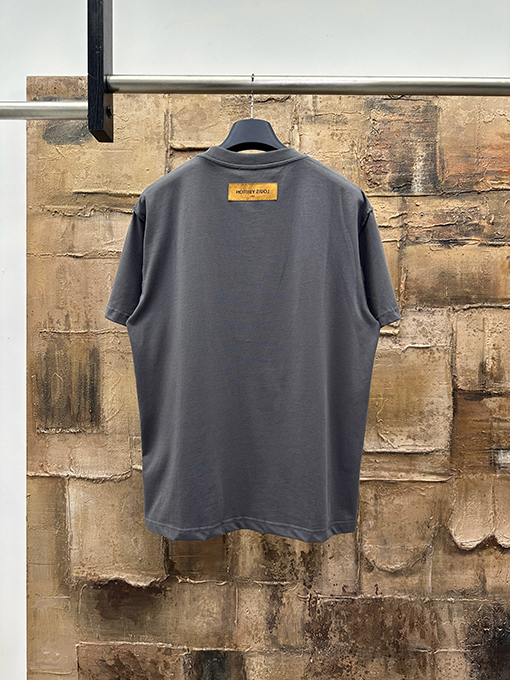 ルイヴィトンコピー 新作エンボスロゴ半袖Tシャツ