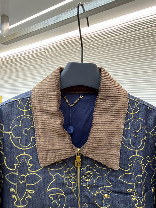 ルイヴィトン 新作のブラック&ゴールドライン刺繍ラペルデニムジャケット