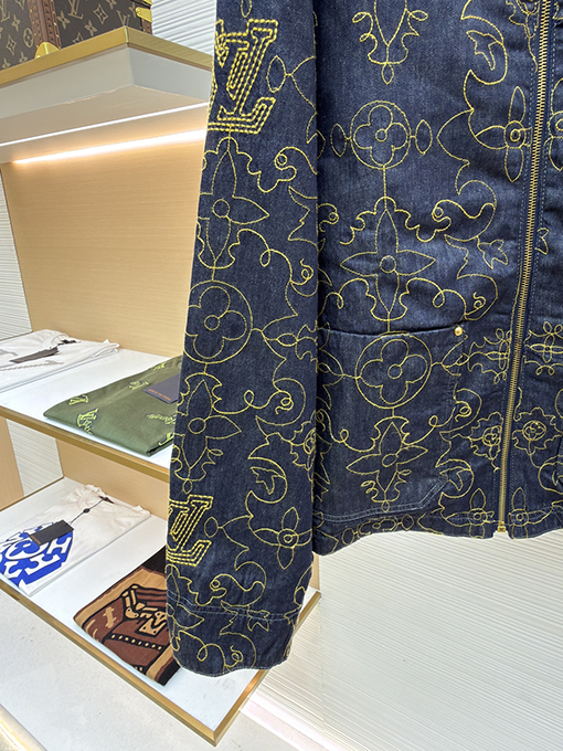 ルイヴィトン 新作のブラック&ゴールドライン刺繍ラペルデニムジャケット