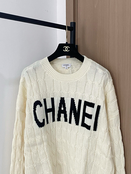 シャネル 胸にクラシックなCHANELのロゴ柄がったセーター