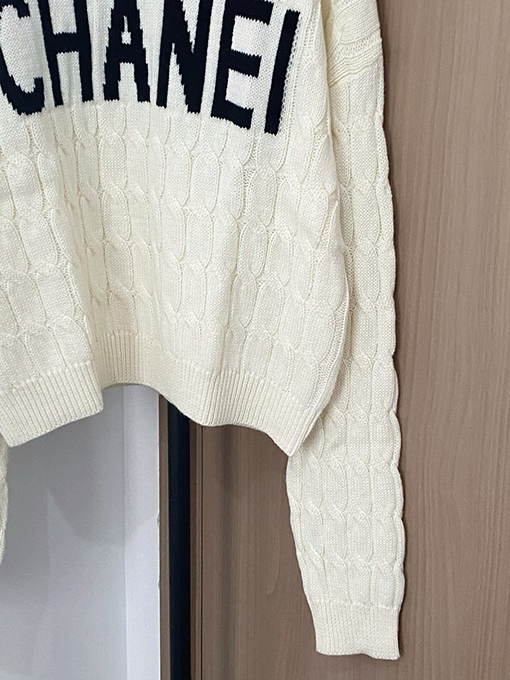 シャネル 胸にクラシックなCHANELのロゴ柄がったセーター