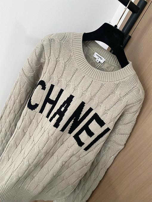 シャネル 胸にクラシックなCHANELのロゴ柄がったセーター