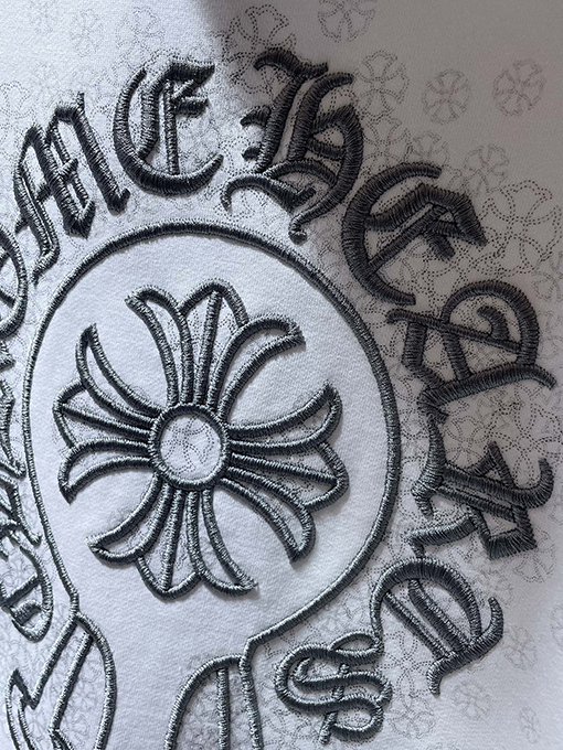 クロムハーツ 馬蹄とサンスクリット十字をあしらった真空刺繍のフード付きスパーカー