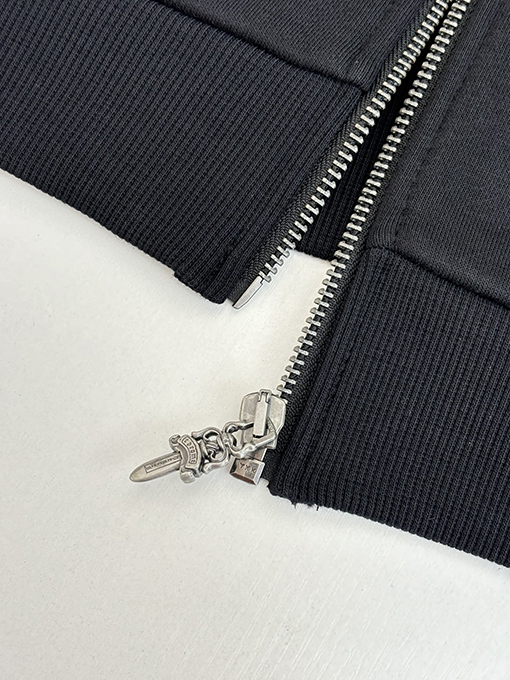 Chrome Hearts X Deadly Doll コラボレーションのフード付きジップアップスパーカー