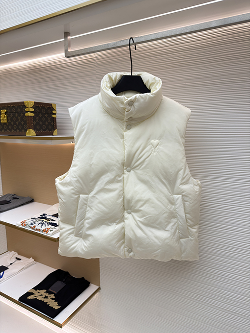 アミ 新作ハートパディング刺繍ダウンベスト