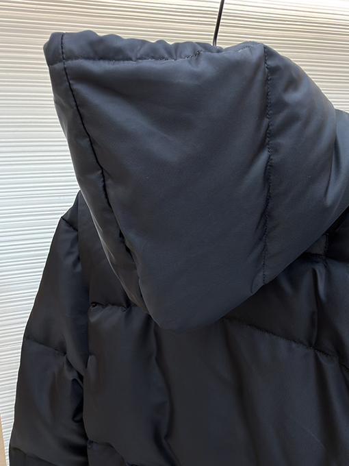 プラダ 新しいトライアングルロゴダウンジャケット