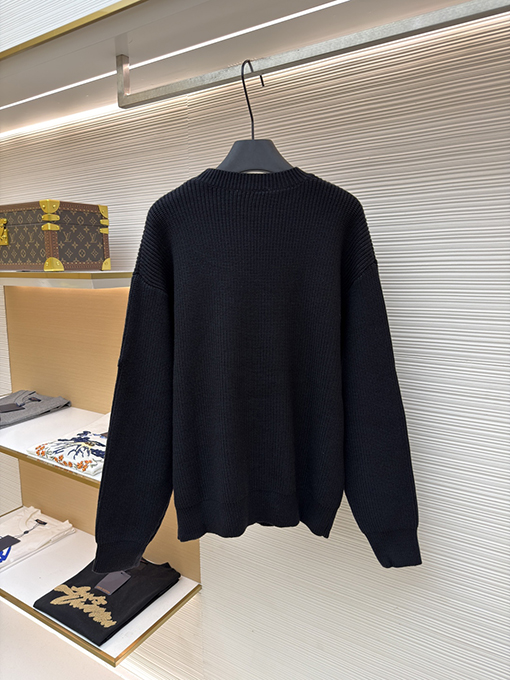 バレンシアガスーパーコピー 袖にロゴが入ったクルーネックセーター