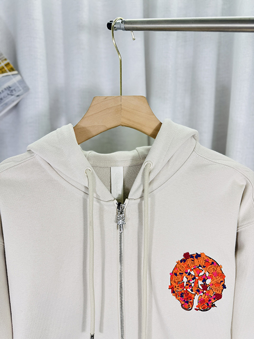クロムハーツ ウォッシュ焼き付けしたフローラルアップリケ刺繍のジップアップパーカー