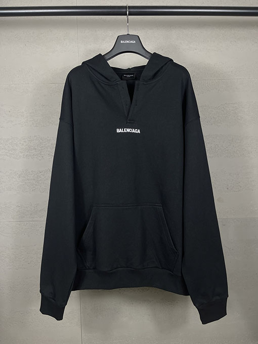 バレンシアガコピー BALENCIAGA 新ロゴ刺繍ポロカラーフード付きスパーカー