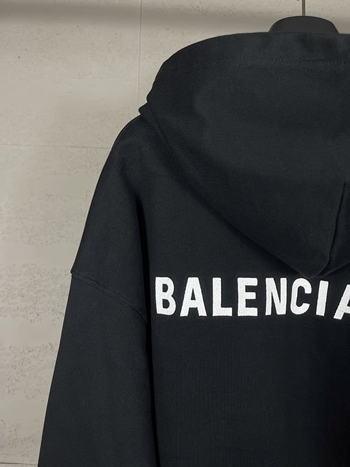 バレンシアガコピー BALENCIAGA 新ロゴ刺繍ポロカラーフード付きスパーカー
