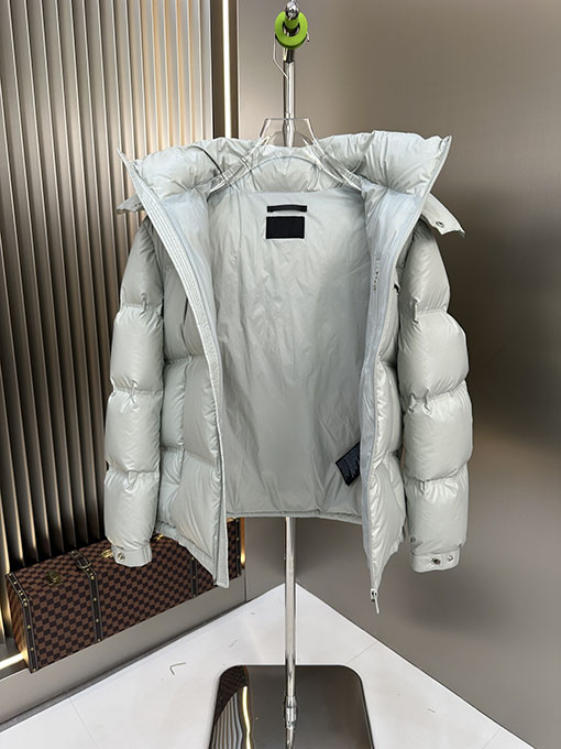 プラダスーパーコピー 斜めの三角形のロゴが入ったダウンジャケット