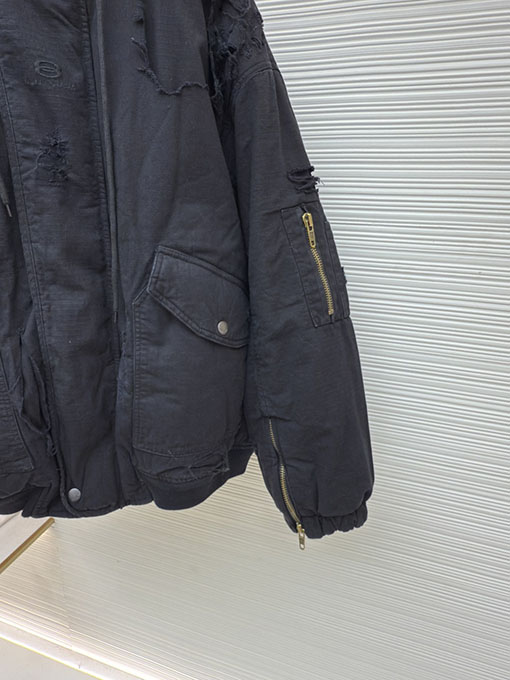 バレンシアガ Bomber がありダメージが施され水洗いされひどくダメージをけたコットンパッド入りジャケット