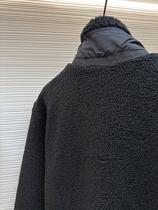 モンクレール ラムウールの刺繍コート