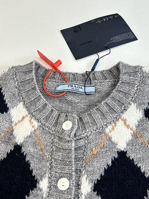 プラダスーパーコピー 刺繍ダイヤモンド柄ニットカーディガン
