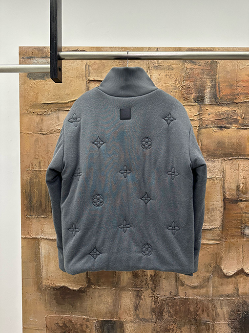 ルイヴィトンコピー スタンドカラーの刺繍入りコットンコート